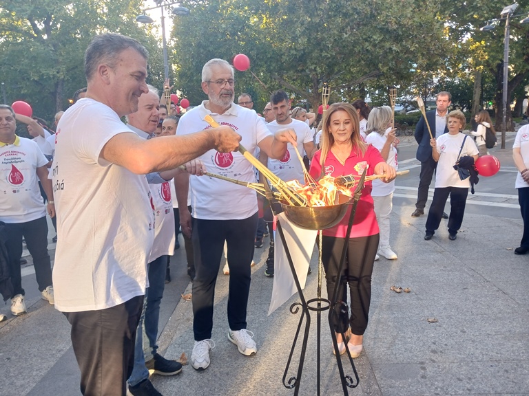 Λάρισα: Εθελοντές λαμπαδηδρόμοι άναψαν τη φλόγα της αγάπης